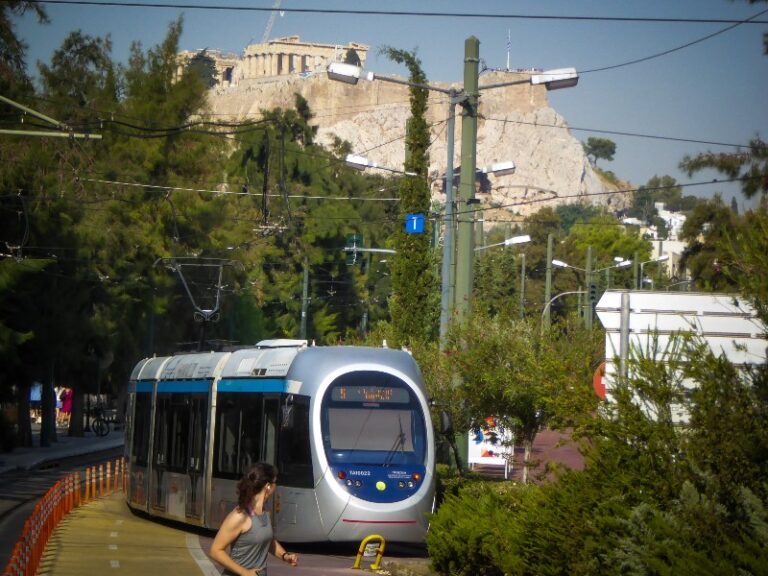 Παρέλαση 25ης Μαρτίου: Κυκλοφοριακές ρυθμίσεις σε Μετρό και Τραμ σήμερα και αύριο