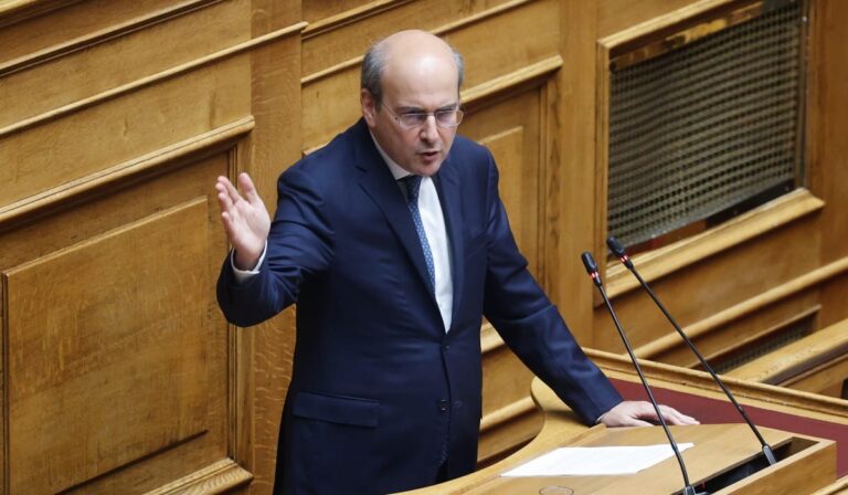 Χατζηδάκης στη Βουλή: «Η φοροδιαφυγή δεν θα αντιμετωπίσει με προσευχές»