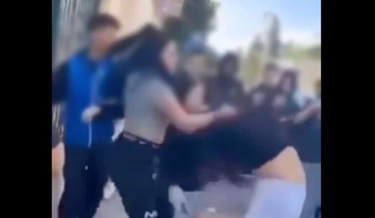 Βίντεο-σοκ από τον άγριο ξυλοδαρμό της μαθήτριας στο Περιστέρι, από συμμαθήτριές της