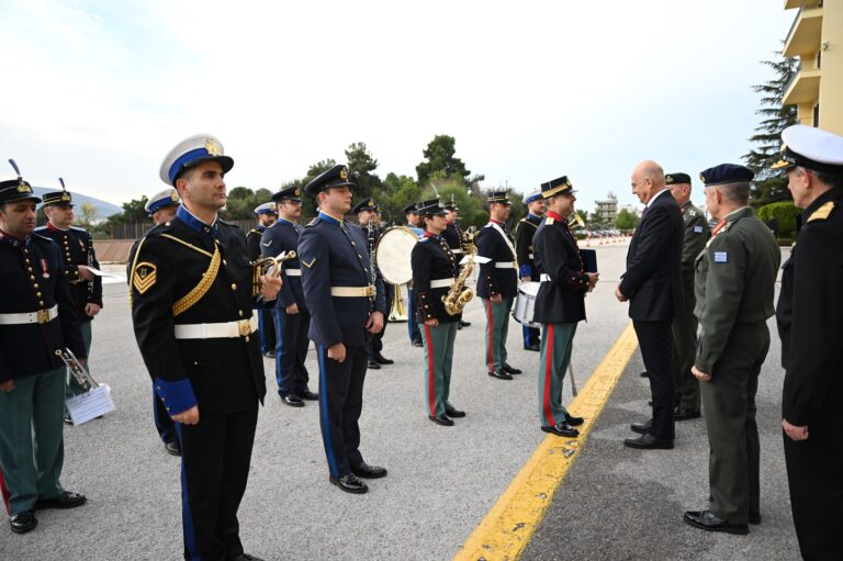 Τα κάλαντα παιάνισε στον Νίκο Δένδια η Διακλαδική Μπάντα των Ενόπλων Δυνάμεων