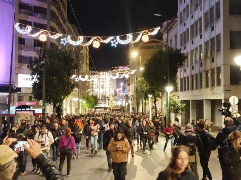 Αλέξανδρος Γρηγορόπουλος: Πορεία στη μνήμη του – Έκλεισε το κέντρο της Αθήνας με πάνω από 9.000 κόσμο – Πολλές προσαγωγές η Αστυνομία (εικόνες)