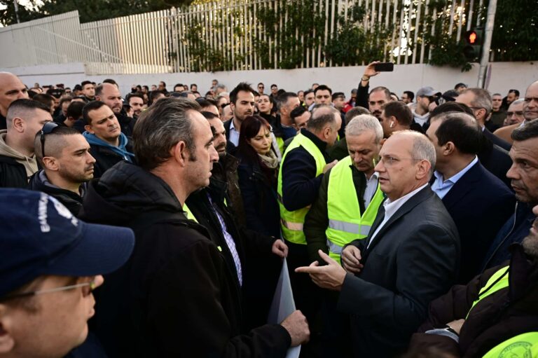 Καθολική απαίτηση των αστυνομικών να φύγουν από την  φύλαξη των γηπέδων – «Άκουσε μας υπουργέ» φώναζαν στον Οικονόμου (βίντεο)