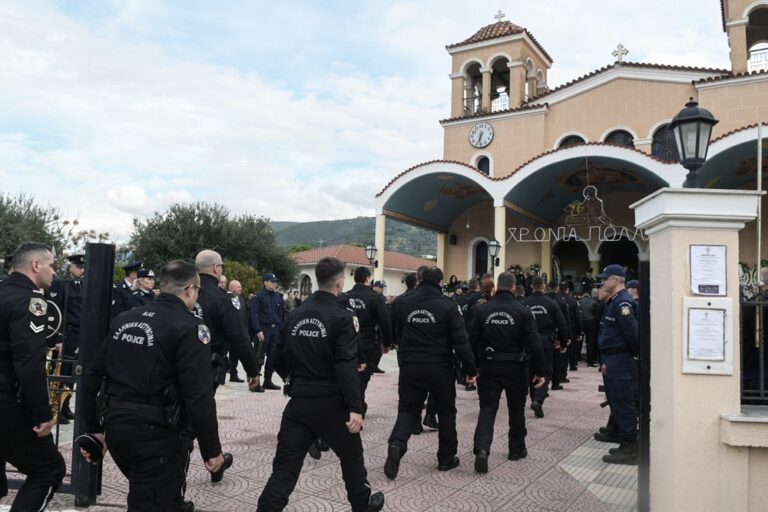 Κηδεύτηκε ο αστυνομικός που σκοτώθηκε στην καταδίωξη του Ασπρόπυργου – Δείτε εικόνες