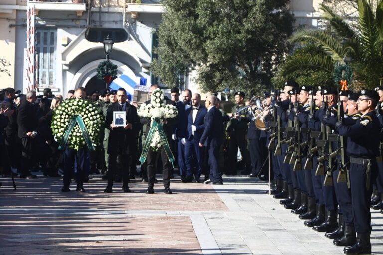 Γιώργος Λυγγερίδης: Οδύνη και θρήνος στο τελευταίο «αντίο» του αστυνομικού – Πλήθος κόσμου, συντετριμμένοι οι συγγενείς (εικόνες & βίντεο)