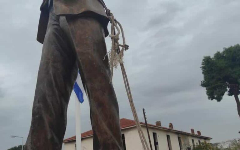 Θεσσαλονίκη: Άγνωστοι επιχείρησαν να κλέψουν το μπρούτζινο άγαλμα του Νίκου Καπετανίδη (εικόνες)