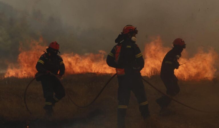 Δύο προσαγωγές για τη φωτιά στον Αυλώνα, νέο μέτωπο στην Πάρνηθα – 60 τραυματίες πυροσβέστες από τις πυρκαγιές