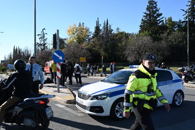 Κλαδεύουν τα δέντρα στην περίφραξη στην έδρα των ΜΑΤ στου Ζωγράφου μετά την τοποθέτηση βόμβας!