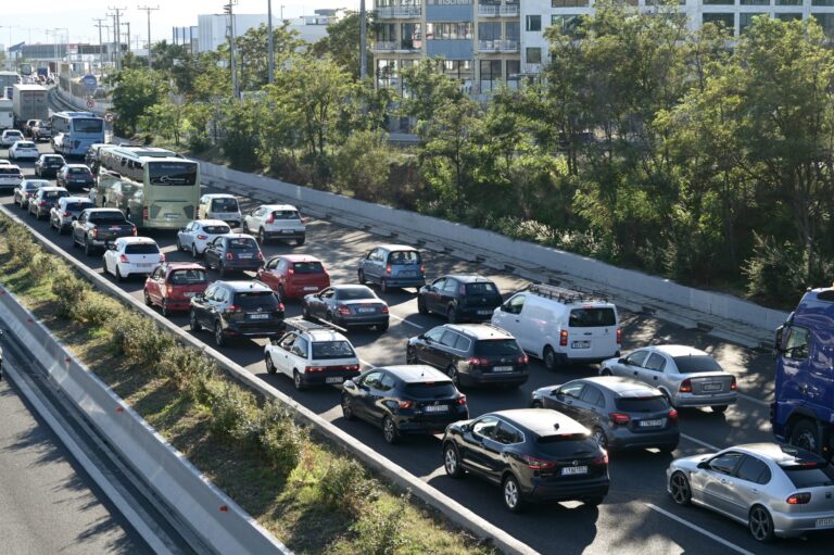 Κίνηση τώρα: Μποτιλιάρισμα στα διόδια Ελευσίνας και καθυστερήσεις στην Αττική Οδό – Δείτε LIVE τον χάρτη