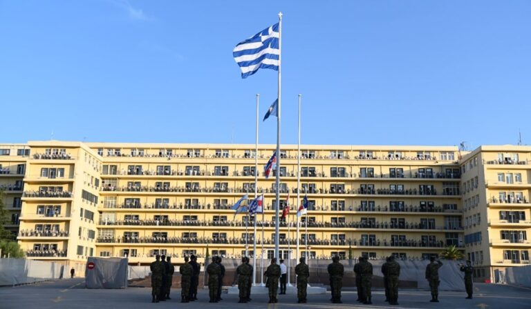 Ράγισαν καρδιές στην τελετή στο υπουργείο Εθνικής Άμυνας προς τιμήν των νεκρών στη Λιβύη (εικόνες) 