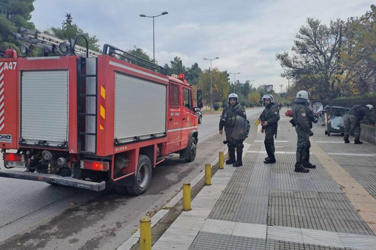 Θεσσαλονίκη: Επίθεση κουκουλοφόρων με μολότοφ σε διμοιρία των ΜΑΤ στο ΑΠΘ (εικόνες)