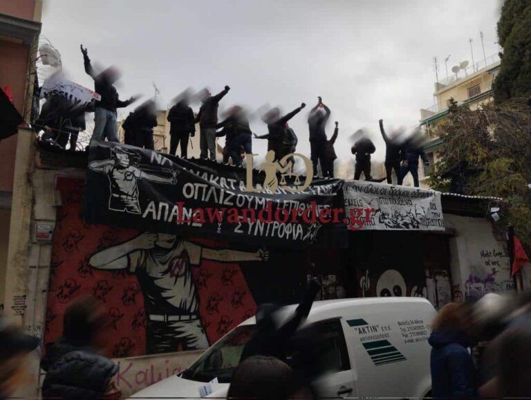 Επεισόδια με χημικά στα Πατήσια: Συγκρούσεις κουκουλοφόρων με ΜΑΤ μετά από «προσπάθεια ανακατάληψης» – 17 προσαγωγές και 2 συλλήψεις (εικόνες & βίντεο)