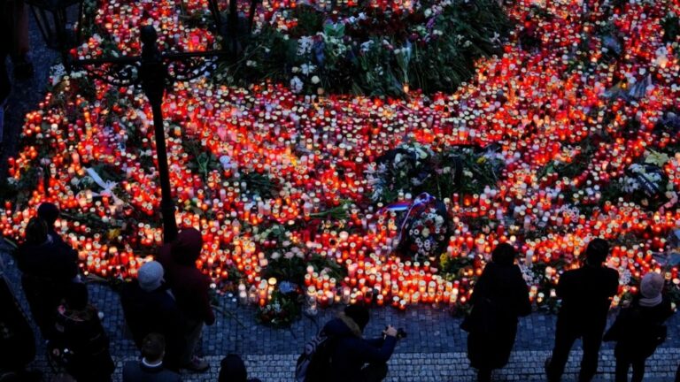 Η Πράγα πενθεί: Ενός λεπτού σιγή για τα θύματα του μακελειού – Φόβοι για τη φίλη του δράστη που δεν έχει συλληφθεί