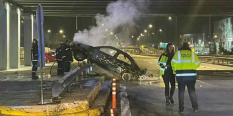 Σοβαρό τροχαίο τα μεσάνυχτα στην Αθηνών-Λαμίας – ΙΧ κάηκε ολοσχερώς μετά από σύγκρουση, σώοι οι επιβάτες (εικόνες)