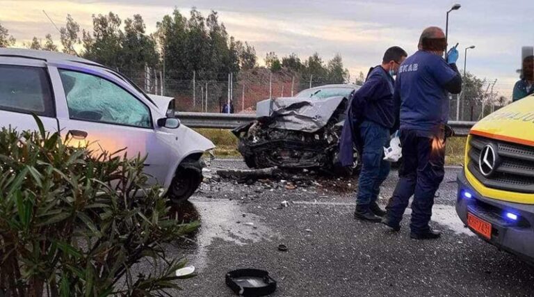 Τροχαίο-σοκ με δύο νεκρούς στη Λεωφόρο Σπάτων-Αρτέμιδος – ΙΧ συγκρούστηκαν μετωπικά