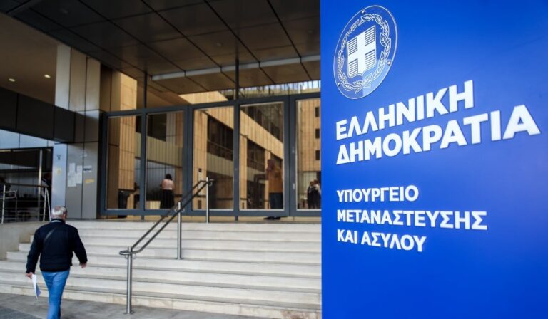 Πηγές υπουργείου Μετανάστευσης για απάντηση της εκπροσώπου Τύπου του OLAF: «Η Κουμουνδούρου καταφεύγει σε fake news»