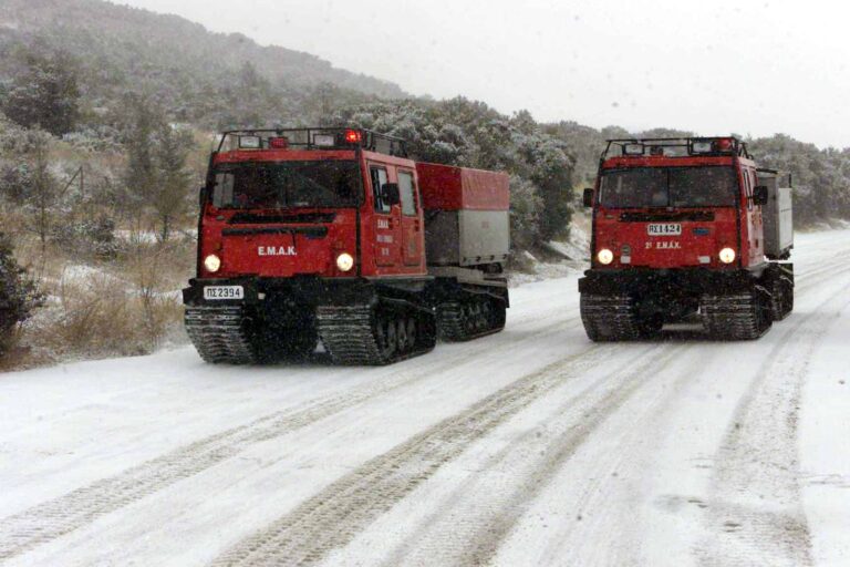 Καλά νέα από την Πάρνηθα: Έφτασε άρμα της 1ης ΕΜΑΚ στους τρεις εγκλωβισμένους – Θα τους μεταφέρει σε ασφαλές σημείο