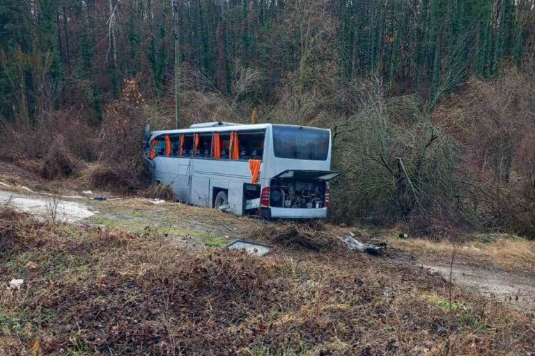 Βουλγαρία: «Ήταν απίστευτα αγχωτικό» – Συγκλονίζει επιβάτης του τουριστικού λεωφορείου που συγκρούστηκε με νταλίκα