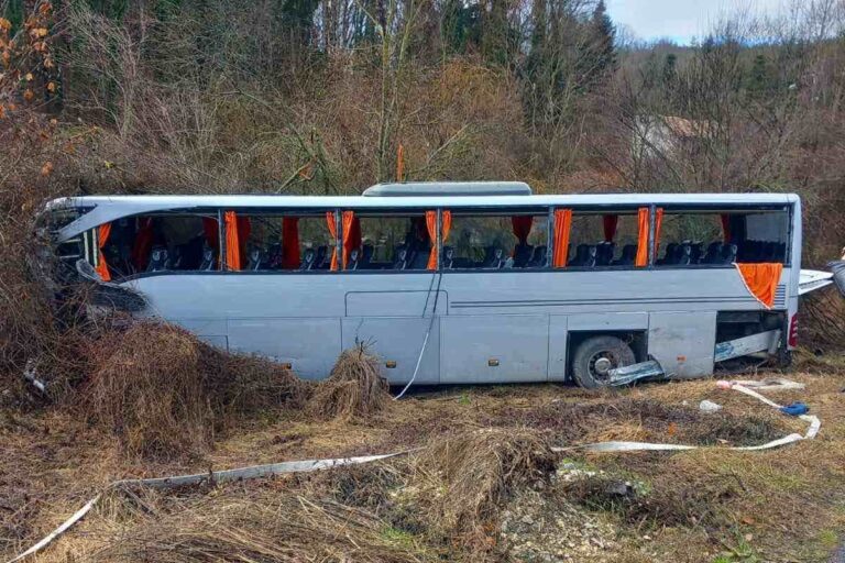 Βουλγαρία: «Ο κόσμος ούρλιαζε, πηδούσε από τα σπασμένα παράθυρα», σοκάρουν οι μαρτυρίες από το τροχαίο (βίντεο)