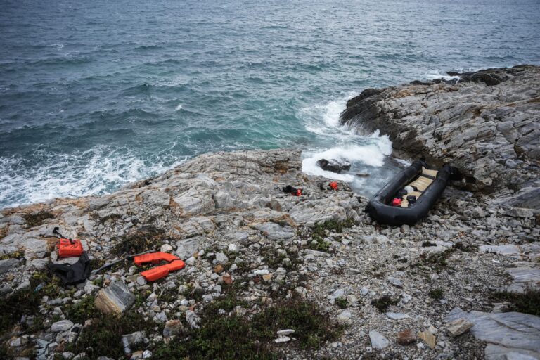 Τραγωδία στη Λέσβο: Τρεις νεκροί σε ναυάγιο με μετανάστες- Σε εξέλιξη οι έρευνες