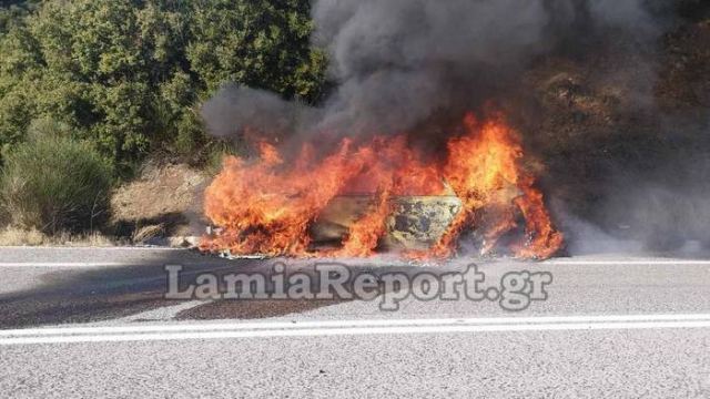 Στις φλόγες τυλίχτηκε ΙΧ που κινούνταν στο δρόμο Λαμίας – Δομοκού (βίντεο)