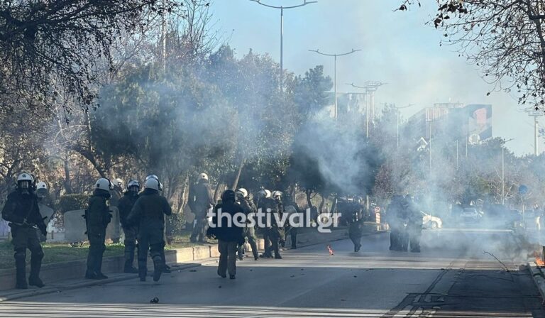 Θεσσαλονίκη: Επεισόδια με μολότοφ έξω από το ΑΠΘ μεταξύ κουκουλοφόρων και ΜΑΤ (βίντεο)