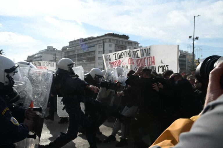 Επεισόδια έξω από τη Βουλή – Συμπλοκές ανάμεσα σε φοιτητές και ΜΑΤ