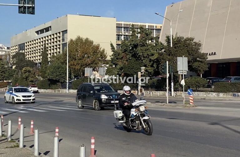 Θεσσαλονίκη: «Γέφυρα ζωής» από την ΕΛ.ΑΣ. για να μεταφερθεί βρέφος άμεσα στο νοσοκομείο (βίντεο)