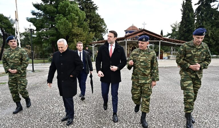 Ο Κασσελάκης επισκέφθηκε το Κέντρο Εκπαίδευσης Πυροβολικού στη Θήβα (εικόνες)