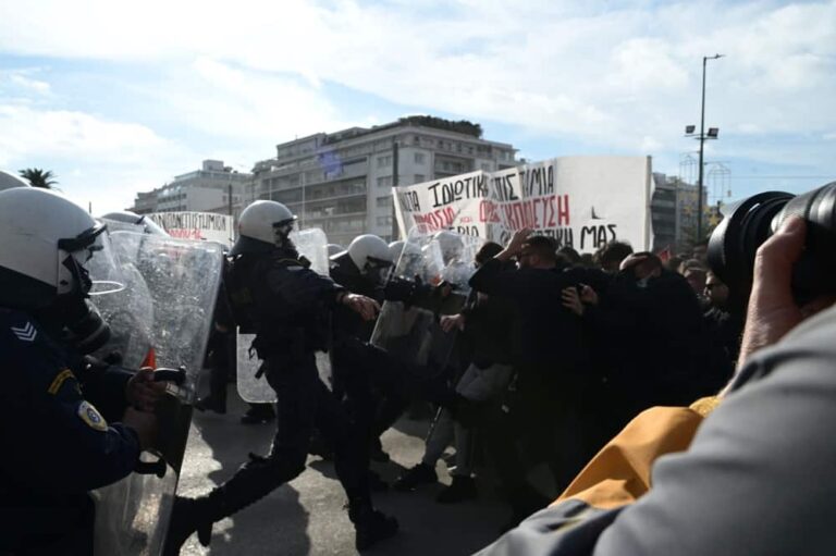 Εικόνες από τα επεισόδια έξω από τη Βουλή ανάμεσα σε φοιτητές και ΜΑΤ