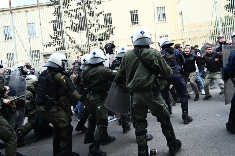 Επεισόδια και χημικά έξω από το αστυνομικό τμήμα Ζωγράφου μετά την έξωση της Ιωάννας Κολοβού (βίντεο)