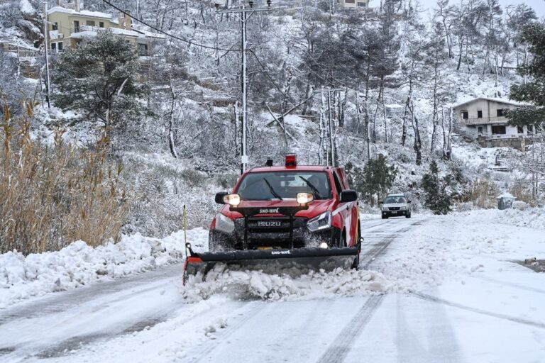 Φυλή: Πρόστιμο 100 ευρώ στα τρία άτομα που απεγκλωβίστηκαν με άρμα της ΕΜΑΚ