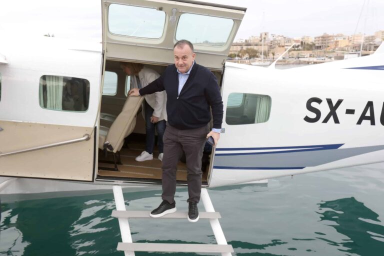 Στην πρώτη δοκιμαστική πτήση, με υδροπλάνο της Hellenic Seaplanes, πέταξε ο Υφυπουργός Ναυτιλίας και Νησιωτικής Πολιτικής Ιωάννης Παππάς