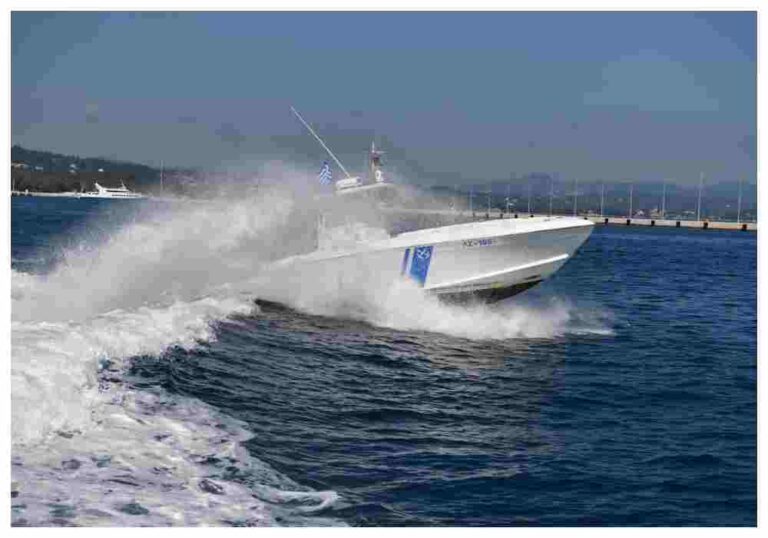 Καταδίωξη σκάφους με 8 μετανάστες ανοιχτά της Σύμης – Επιχείρησε να εμβολίσει περιπολικό του Λιμενικού