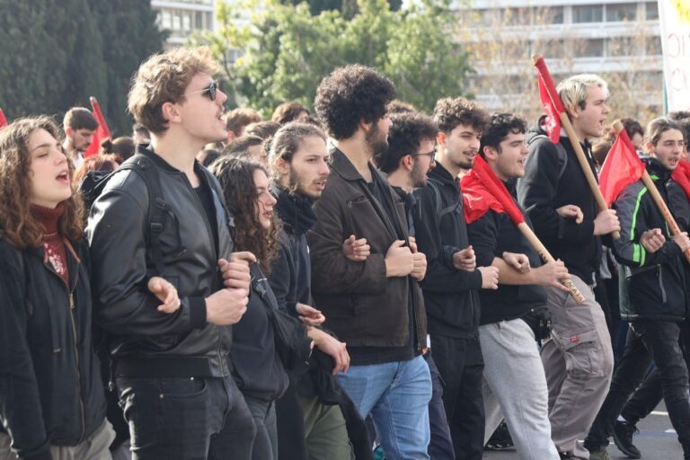 Πανεκπαιδευτικό συλλαλητήριο στις 12:00 στα Προπύλαια – Τρίωρη στάση εργασίας στα σχολεία