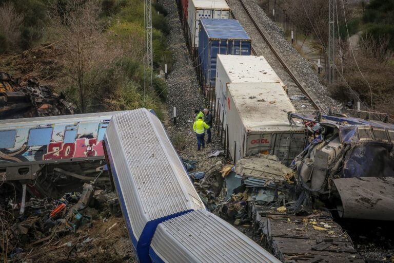 Τραγωδία στα Τέμπη: Κάμερα έχει καταγράψει όλες τις κινήσεις του σταθμάρχη τη μοιραία μέρα