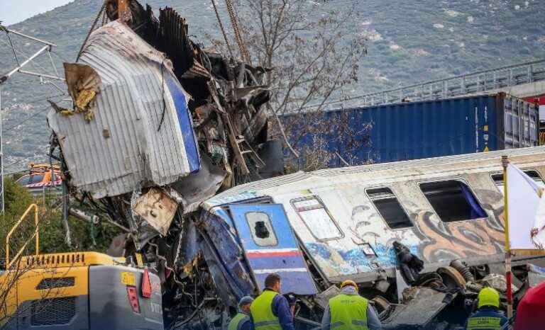 Τραγωδία στα Τέμπη: Τι συμβαίνει με τα μυστηριώδη εγκαύματα των πυροσβεστών – Τα σενάρια για την έκρηξη στο τρένο