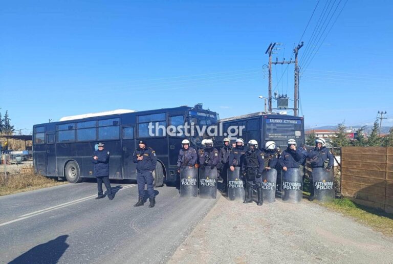 Θεσσαλονίκη: Η Αστυνομία σταμάτησε την πορεία των αγροτών με τα τρακτέρ – Μπήκαν μπροστά με τις κλούβες