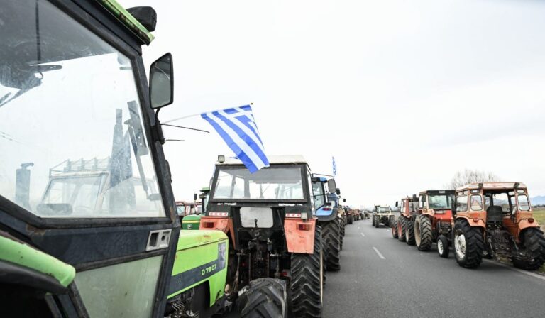 Κλιμακώνουν τις κινητοποιήσεις τους οι αγρότες – Ενισχύουν τα μπλόκα τους με τρακτέρ