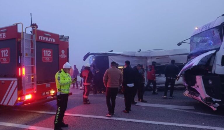 Φονική σύγκρουση φορτηγού με λεωφορείο στην Τουρκία: Τουλάχιστον 4 νεκροί και 29 τραυματίες