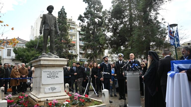 Συγκίνηση στην επιμνημόσυνη δέηση στον ανδριάντα του Παναγιώτη Βλαχάκου που έπεσε στα Ίμια