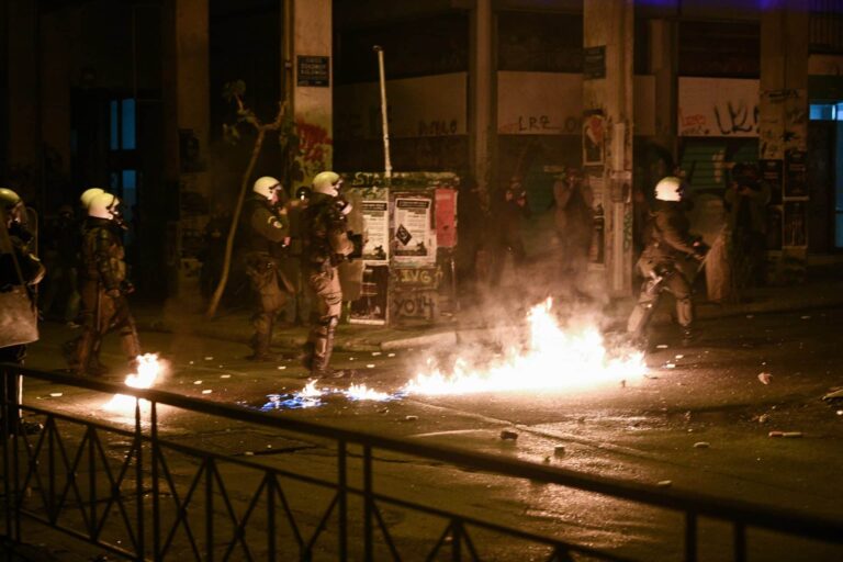 Επίθεση με μολότοφ σε διμοιρία των ΜΑΤ στο κέντρο της Αθήνας