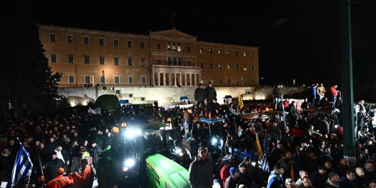 Οι αγρότες στο Σύνταγμα: Ολονύκτια «πολιορκία» των τρακτέρ στη Βουλή – «Χωρίς εμάς, δεν θα φάτε» το μήνυμα του συλλαλητηρίου!