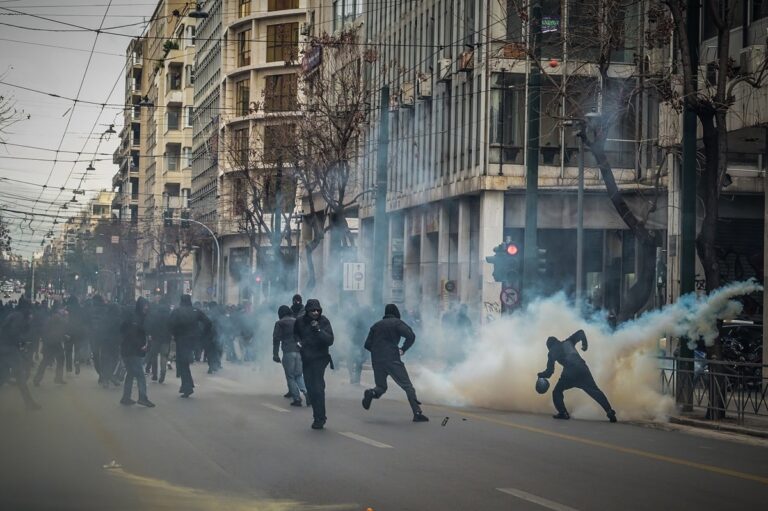 Επεισόδια στην Αθήνα: Οκτώ συλλήψεις και 2 τραυματίες αστυνομικοί μετά την πορεία για τον 1 χρόνο από την τραγωδία στα Τέμπη