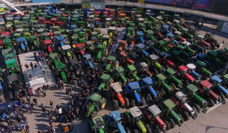 Κυβέρνηση για αγρότες: «Είμαστε στη διάθεσή τους, τα μπλόκα δεν εξυπηρετούν ούτε τους ίδιους»