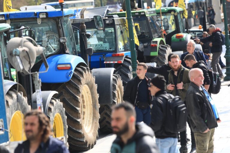 Αιτωλοακαρνανία: Οι αγρότες απέκλεισαν με τρακτέρ την Ιόνια Οδό