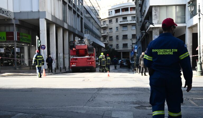 Βόμβα στη Σταδίου: «Επαγγελματική» η επίθεση, «τέλεια» έκρηξη – Τι εξετάζει η Αστυνομία