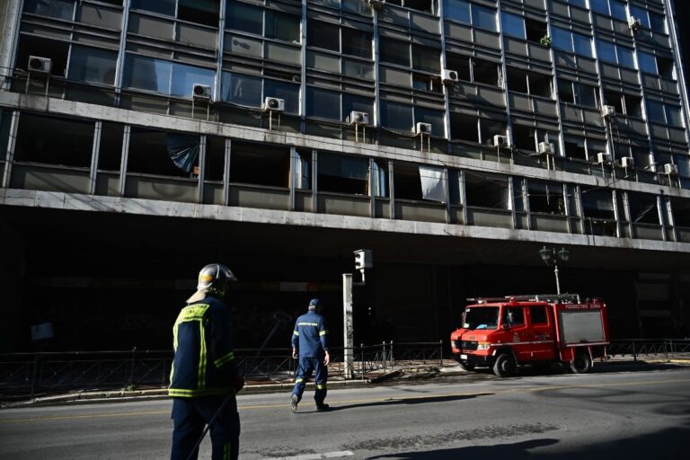 Μπαλάσκας και Καλλιακμάνης για τη βόμβα στο υπουργείο Εργασίας: «Ήταν επαγγελματικό χτύπημα, είπαν σε 40 λεπτά και σε 40′ έσκασε» (βίντεο)