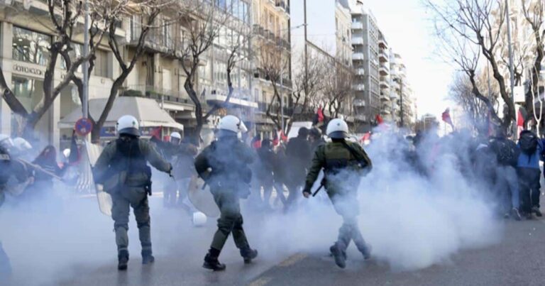 Επεισόδια στη Θεσσαλονίκη: Μεγάλη ένταση ανάμεσα σε φοιτητές και ΜΑΤ – Επτά προσαγωγές