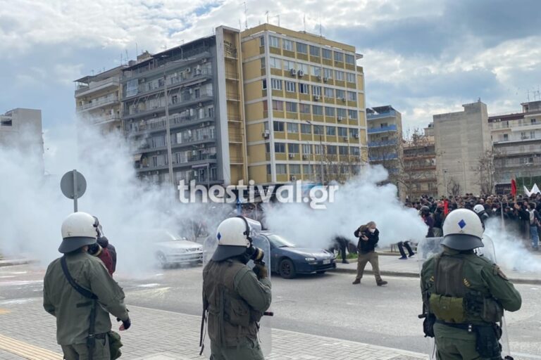 Επεισόδια στη Θεσσαλονίκη: Πέτρες, μολότοφ και χημικά έξω από τον ΟΣΕ (βίντεο)