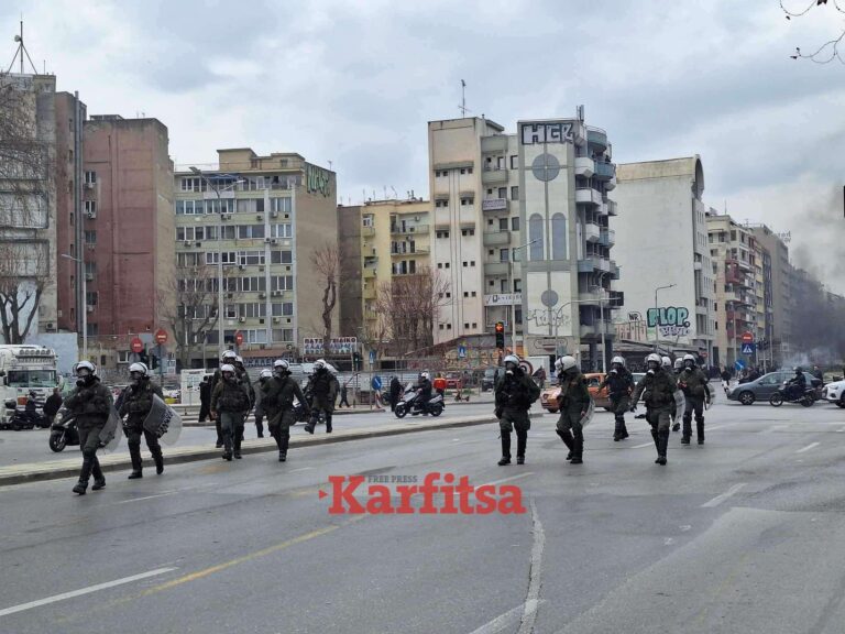 Θεσσαλονίκη: Καταγγελία για επίθεση των ΜΑΤ σε διαδηλώτρια για τα Τέμπη – Μεταφέρθηκε με μεγάλο τραύμα στο νοσοκομείο (εικόνα)